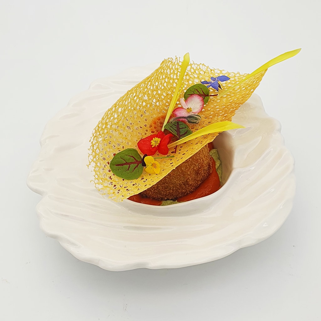 Humus din naut cu sfera crocanta din naut cu halloumi si gel din ardei copt, usor afumat Humus din naut cu sfera crocanta din naut cu halloumi si gel din ardei copt, usor afumat